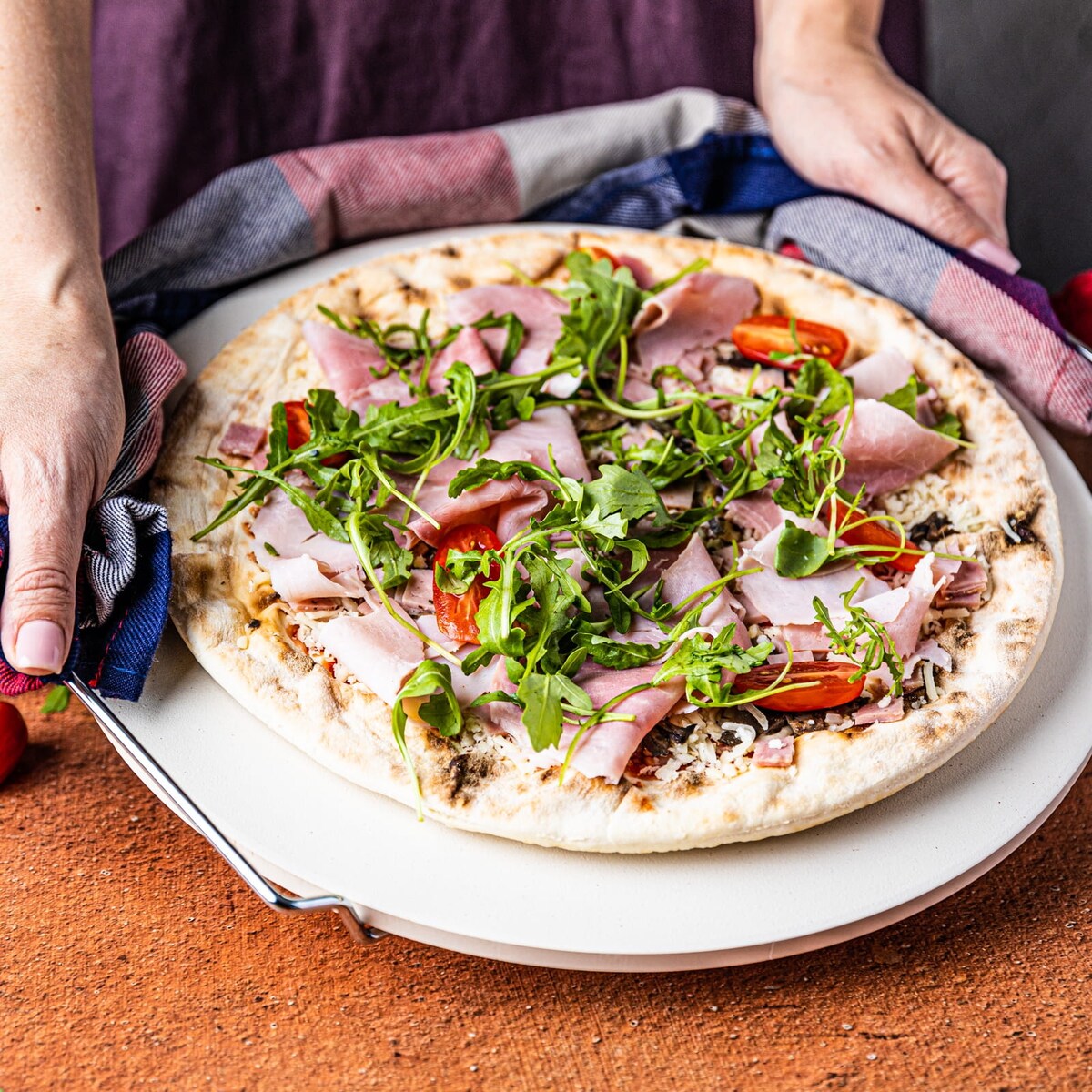 Kamień do pieczenia pizzy kordierytowy 33cm + stojak KLAUSBERG