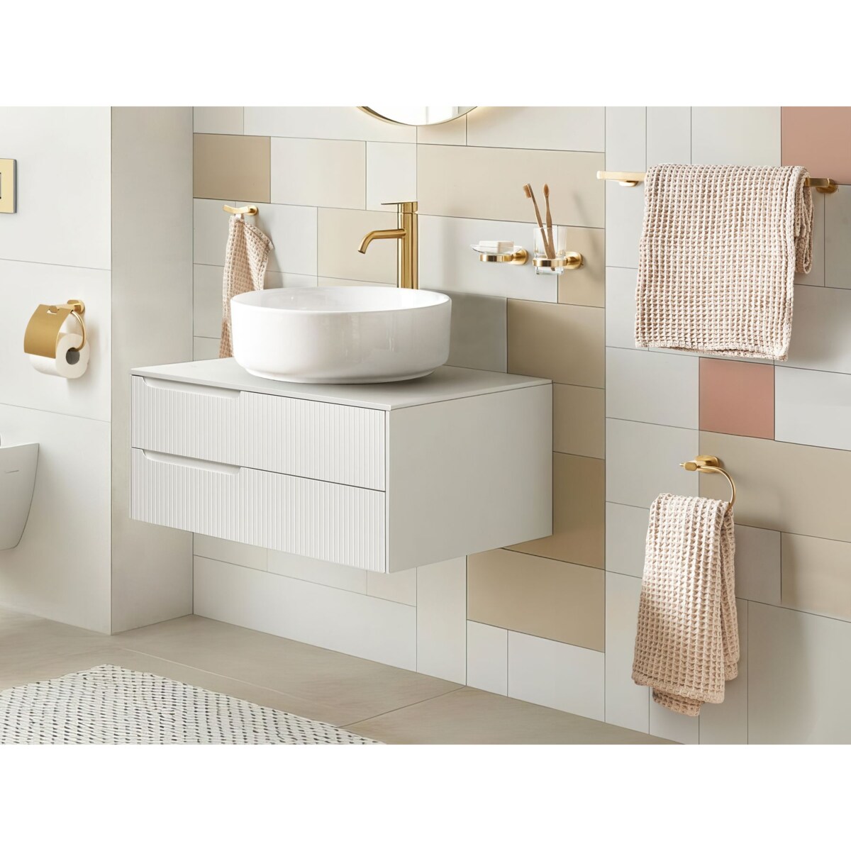 Zestaw akcesoriów toaletowych 6 elementów TOCOPILLA Z uchwytami i haczykami na ręczniki Złoty