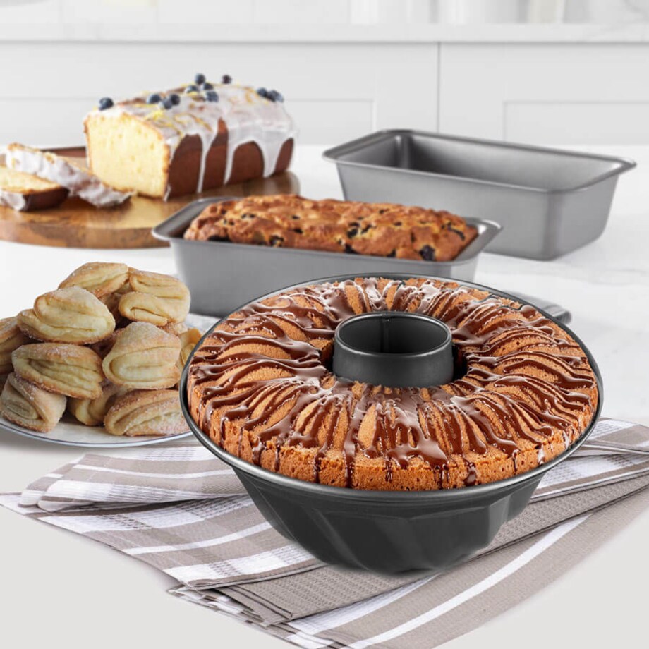 Forma do pieczenia babki metalowa z kominem 22cm MAESTRO MR-1100-22