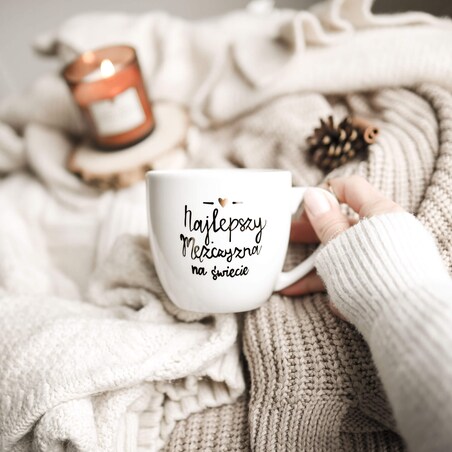 Biały kubek porcelanowy 300 ml - Złote serce i napis najlepszy mężczyzna na świecie na dzień mężczyzny dla mężczyzny