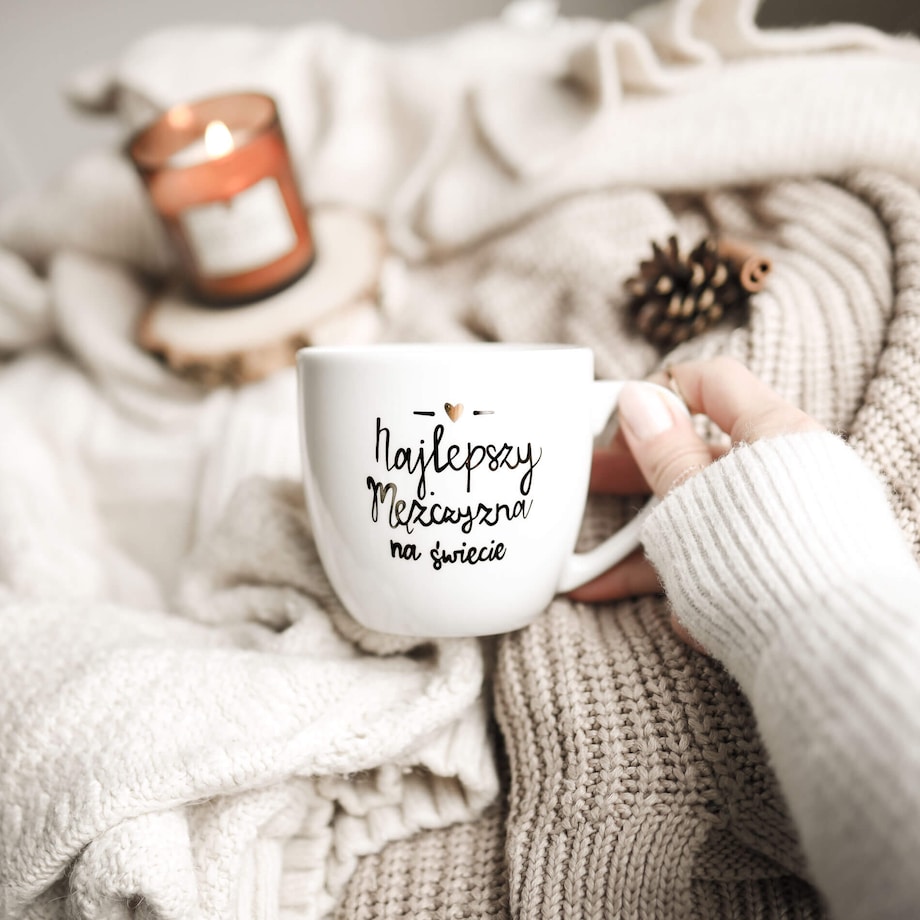 Biały kubek porcelanowy 300 ml - Złote serce i napis najlepszy mężczyzna na świecie na dzień mężczyzny dla mężczyzny